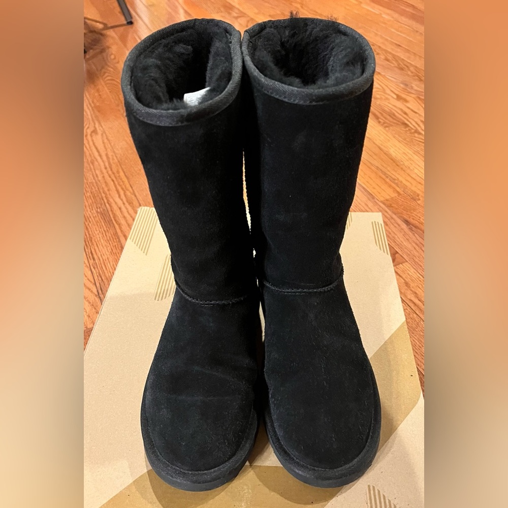 UGG Koolaburra girls boots size 8W, Black